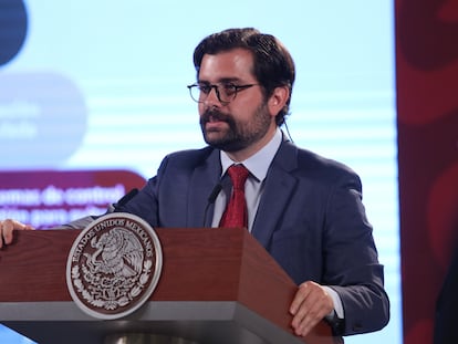 El titular de la Cofepris, Alejandro Svarch Pérez, durante la conferencia matutina en Palacio Nacional, el 7 de junio de 2022.