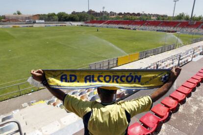 Un hincha en el estadio de fútbol del Alcorcón, recién ascendido a la Segunda División.