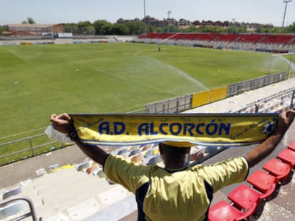 Un hincha en el estadio de fútbol del Alcorcón.