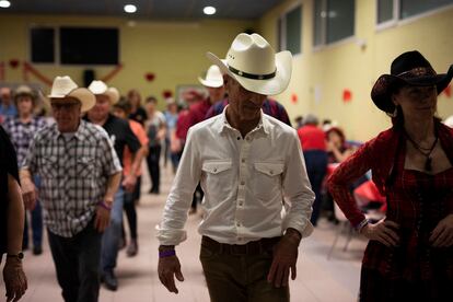 Noche del sábado en el club de French country en Lafox. Más de cuatro millones de franceses practican esta variante del country de EE UU en infinidad de clubes repartidos por todo el país.