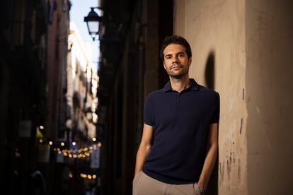 El guionista y director Álvaro Carmona es el creador de la serie 'Déjate ver', que emite Atresplayer. En la imagen, en una calle del Born de Barcelona a finales de septiembre. 