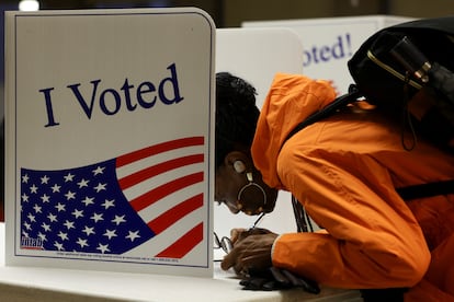 Una mujer acude a votar a una escuela primaria de Pittsburgh, Pensilvania, uno de los Estados clave para ganar la eleccin. 