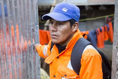 El acceso a la educación básica y los servicios de salud es un sueño lejano para las 38 comunidades agrícolas quechuas de la zona. Una persona con un problema de salud grave debe viajar ocho horas en automóvil a un hospital en Cusco.