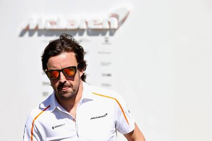 Fernando Alonso camina por el 'paddock' de Albert Park.