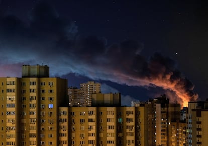 Una columna de humo y fuego se eleva en la ciudad después del ataque masivo ruso contra Kiev.