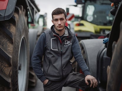 Pierre de Lassée, agricultor de 21 años, participó en el bloqueo de la A6 en París y durmió varios días en su tractor: “Sin agricultura no habrá nada para comer”.