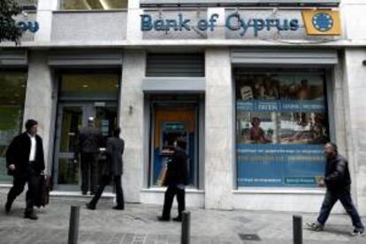 Varias personas entran a la sede del Banco de Chipre en Atenas (Grecia) hoy.