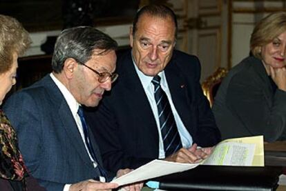 Chirac recibe el informe de manos de Bernard Stasi.
