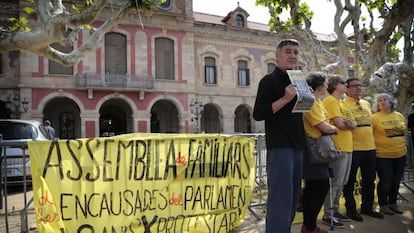 Protesta de familiares de los condenados por el asedio al Parlament en octubre de 2019, en Barcelona.