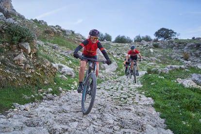 Ciclistas en uno de los tramos de los recorridos para bicicleta de montaña en la Subbética.