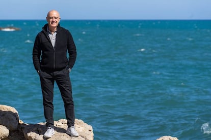 El biólogo Manu San Félix, en la cala de Talamanca (Ibiza).