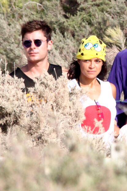 Michelle Rodriguez y Zac Efron. Su romance cumplió todas las casillas del verdadero flechazo de verano. Dos meses, julio y agosto, en los que la actriz de la saga 'A todo gas' y el protagonista de 'High School Musical' pasearon su flirteo por las playas de media Europa, desde Cerdeña hasta Ibiza. Química no había mucha y pese a la insistencia de Efron, la actriz tejana —10 años mayor que él— zanjó la relación una noche de agosto en Formentera. Existen pocos sitios mejores para curar un corazón roto.