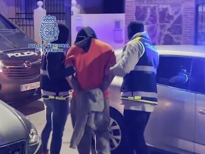 La policía introduce en un vehículo al detenido este martes en Fuengirola (Málaga) por su presunta relación con el intento de asesinato de Vidal-Quadras, en un vídeo difundido por Interior.