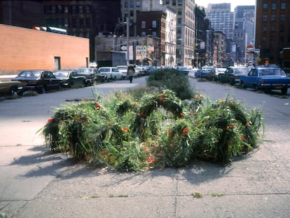 'Tied Grass', 1977, una instalación de Becky Howland situada en una isleta para el tráfico.