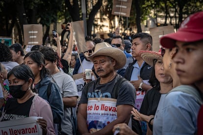 Este martes se cumplen nueve años de la noche del 26 de septiembre de 2014, en la que desaparecieron los 43 estudiantes de la Escuela Normal Rural de Ayotzinapa en Iguala (Estado de Guerrero). En la imagen, el padre de uno de los jóvenes desaparecidos, durante la marcha.