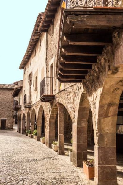 La plaza Mayor de Santa Pau (Girona).