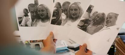 Fotocopias de fotografías de policías con inmigrantes víctimas de los supuestos abusos.