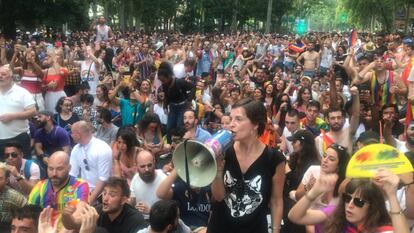 Sentada de manifestantes para impedir el paso a la comitiva de Cs.