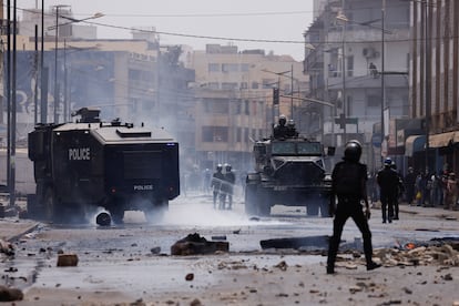 Vehículos de las fuerzas de seguridad senegalesas en las calles de Dakar, este viernes.