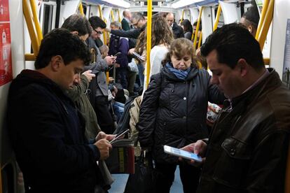 Pasajeros del metro de Madrid.