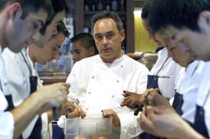 El cocinero Ferrán Adrià y parte de su equipo, en su restaurante El Bulli.