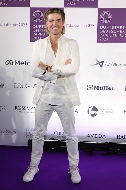 Jeremy Fragrance posa ante la prensa en la gala Duftstars en noviembre de 2023 en Düsseldorf. 