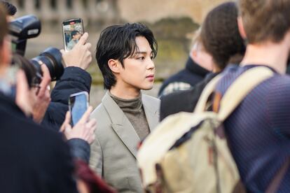 Jimin, del grupo BTS, es también la nueva imagen de la marca Dior. En la imagen, el cantante a la entrada del desfile de la firma francesa durante la semana de la moda de París, el 20 de enero de 2023.