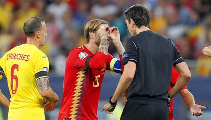 Ramos explica al árbitro que dedicó su gol a su sobrino, que lleva gafas.