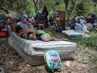 El desborde del río Chillón, en Lima, destruye unas 25 casas rústicas que se encontraban cerca de la orilla.