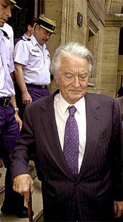 El ex ministro Roland Dumas, ayer, en París, a la salida del tribunal.