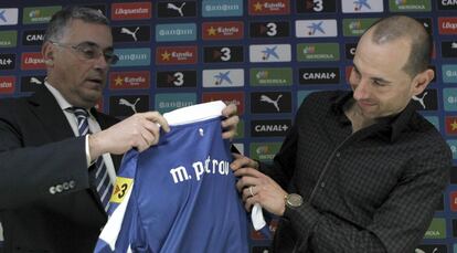 El nuevo fichaje del Espanyol el búlgaro Martin Petrov, procedente del Bolton, junto al presidente del equipo Joan Collet durante el acto de su presentación del jugador.