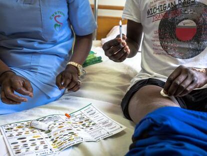 Un diabético aprende a pincharse su dosis diaria de insulina en Casamance, Senegal.