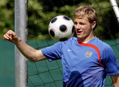 Pavlyuchenko controla el balón en un ejercicio.