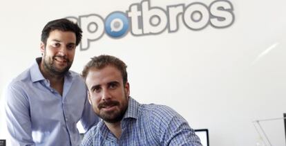 Los fundadores de Spotbros, Alejandro López (a la izquierda) y Fernando Calvo, posan en la casa-oficina que han montado en Madrid.