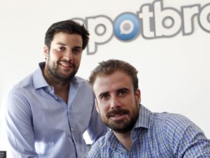Los fundadores de Spotbros, Alejandro López (a la izquierda) y Fernando Calvo, posan en la casa-oficina que han montado en Madrid.