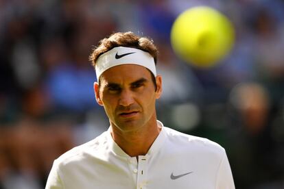 El tenista Roger Federer mira la bola durante su partido contra Tomas Berdych.