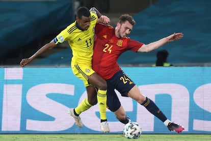 El delantero de Suecia Alexander Isak disputa el balón ante el defensa de la selección española Americ Laporte.