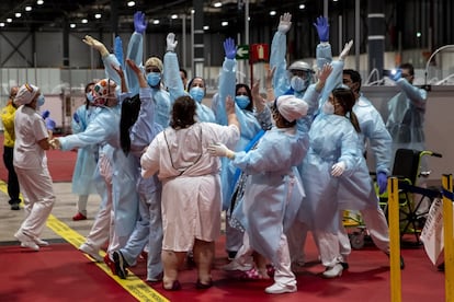 Un grupo de sanitarios y pacientes celebra el cierre del hospital de Ifema después de que se haya estabilizado la saturación de los hospitales. Aunque no tendrá actividad, se mantendrán la mayor parte de camas e instalaciones por si fuesen necesarias para una segunda oleada.