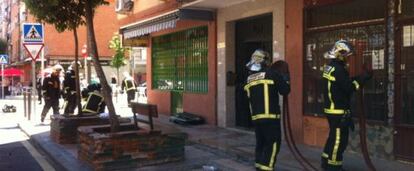 Bomberos, en la entrada del edificio donde se produjo el fuego.