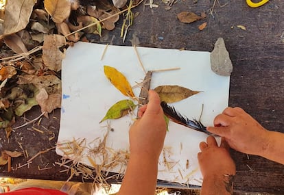 Un collage realizado con elementos naturales por unos niños de la escuela-bosque de Las Palmas de Gran Canaria.