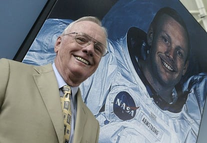 Neil Armstrong posa junto a una fotografía suya durante una visita al museo Príncipe Felipe, en Valencia, el 26 de julio de 2005.