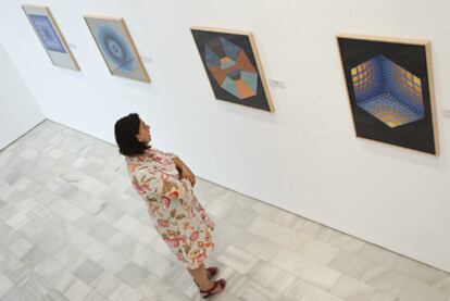 Una visitante observa algunas de las obras de Victor Vasarely que se exhiben en la galería Gacma de Málaga.