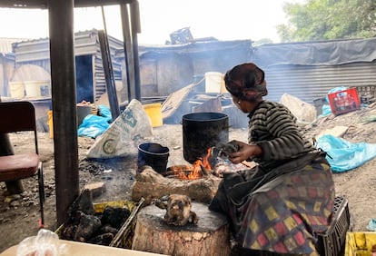 Una mujer cocina una cabeza de oveja en Langa, un barrio de Ciudad del Cabo en marzo.