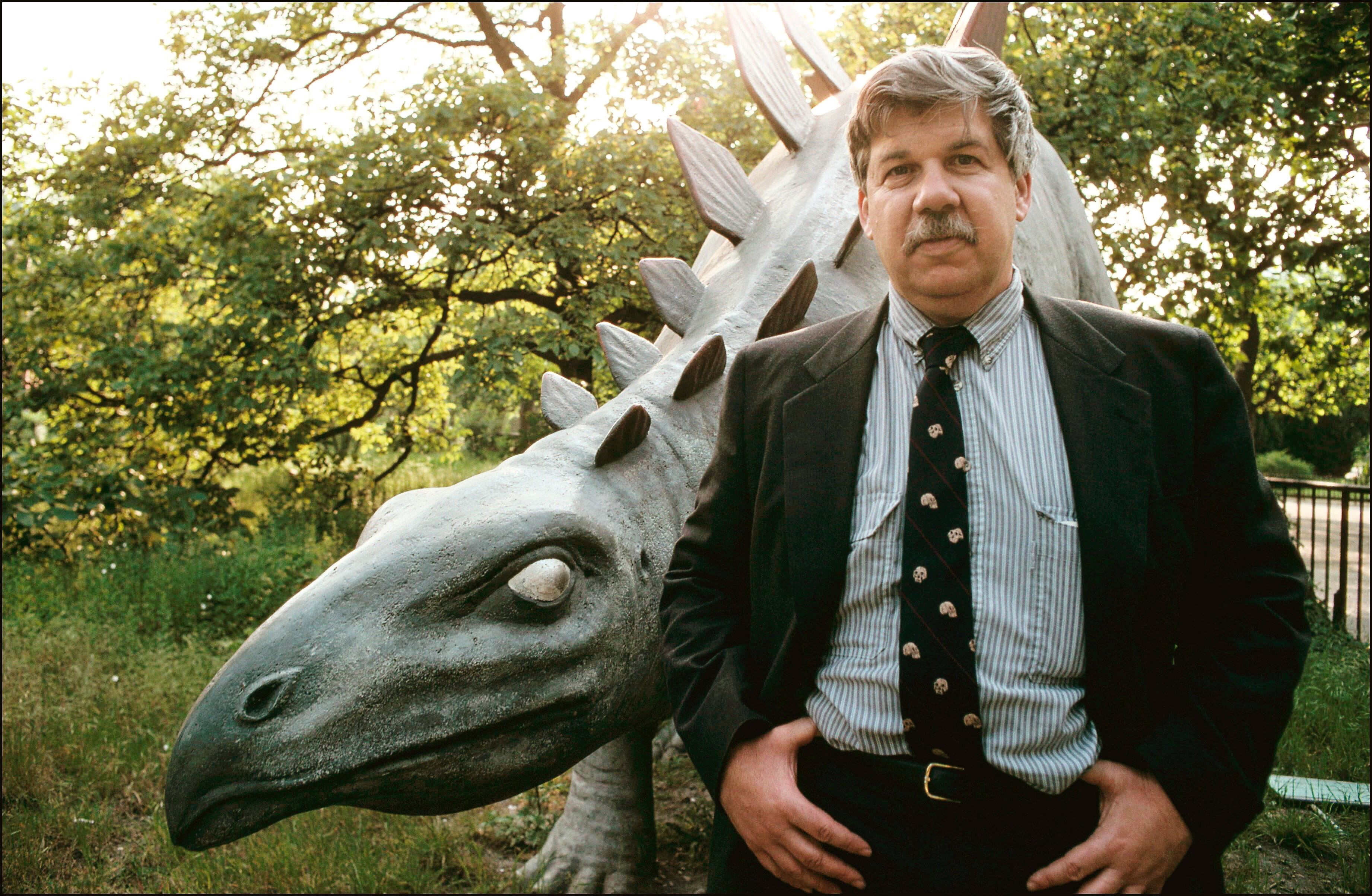 PARIS;FRANCE - MAY 28: American paleontologist Stephen Jay Gould poses in a park during a visit in Paris,France on the 28th of May 1991. (Photo by Ulf Andersen/Getty Images)