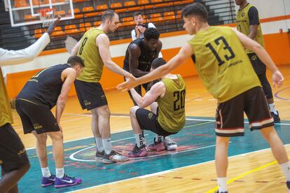 Varios jugadores del Juaristi ISB durante uno de los partidos de entrenamiento.