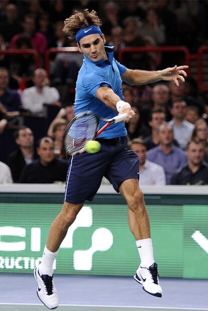 Federer conecta un 'drive' a mitad de pista en la final ante Tsonga.