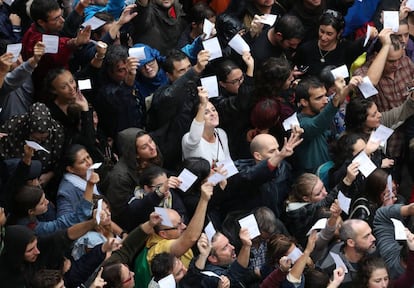 Ambiente en el exterior de un colegio durante la jornada del referéndum independentista en Cataluña.