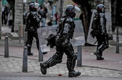 Un policía antidisturbios durante una protesta universitaria en Bogotá. 