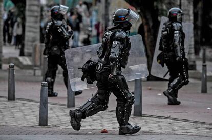 Un policía antidisturbios durante una protesta universitaria en Bogotá.