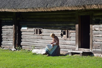Una mujer tejiendo en el Museo al Aire Libre de Estonia, ubicado en Rocca al Mare.